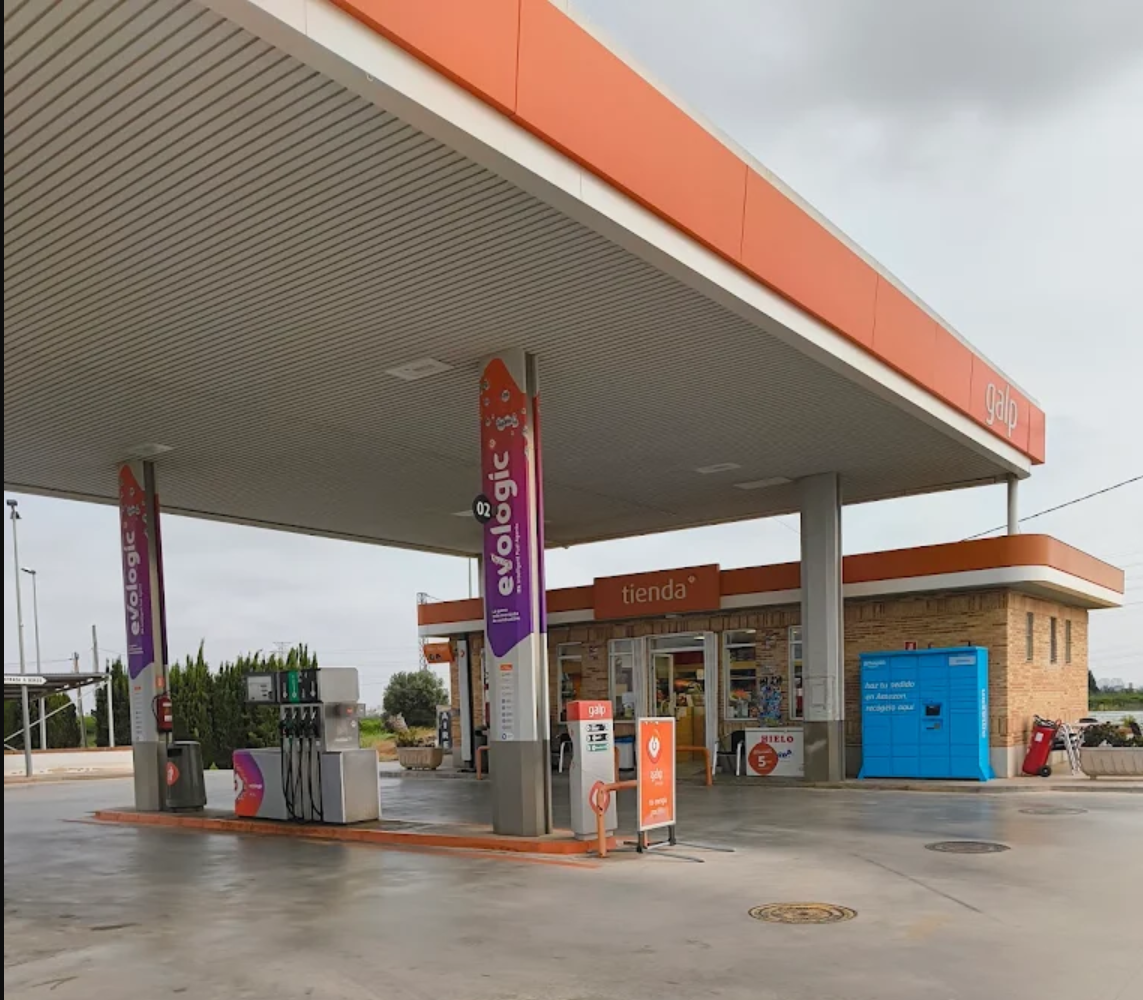 Zona de repostaje y tienda de la estación